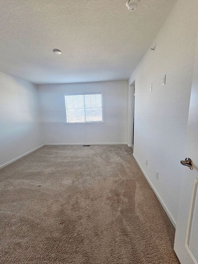 Building Photo - Cute Spacious Townhome in Prime Location | Move In Today- Save 50% OFF First Month's Rent!