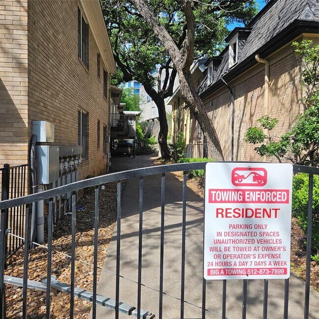 Building Photo - 506 W 7th St