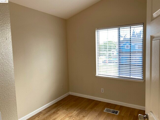 Building Photo - 5239 Woodside Way