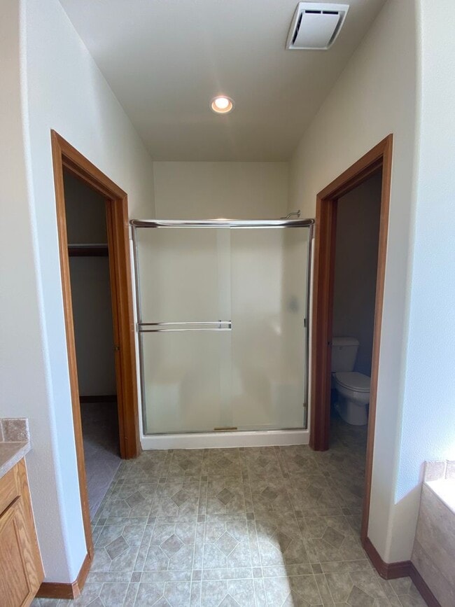 Building Photo - Luxury, One Level Living!