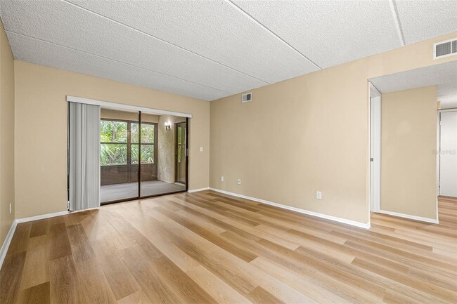 Building Photo - 125 Woodlake Wynde