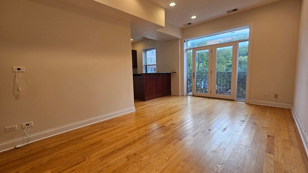 Building Photo - 3337 N Halsted St