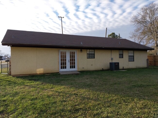 Building Photo - 608 Mayflower Ln