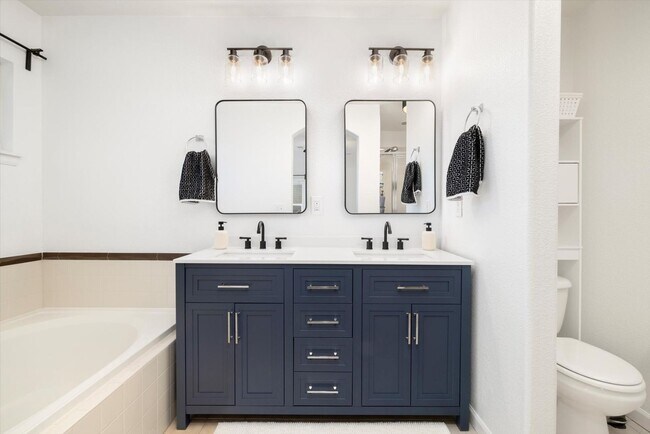 Building Photo - 3 Bed 3 Bath Castle Rock Townhome!