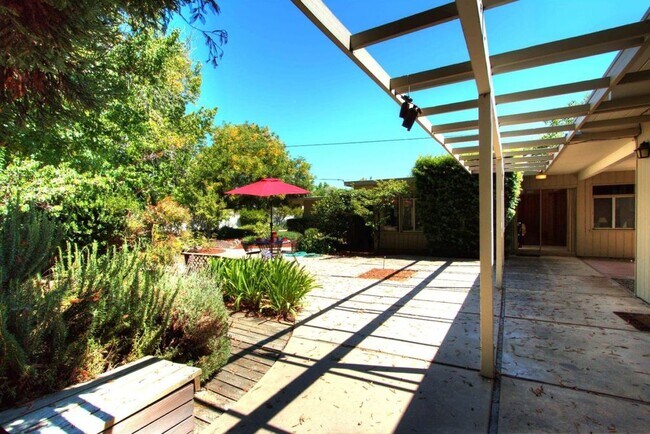 Primary Photo - 727 De Soto Dr