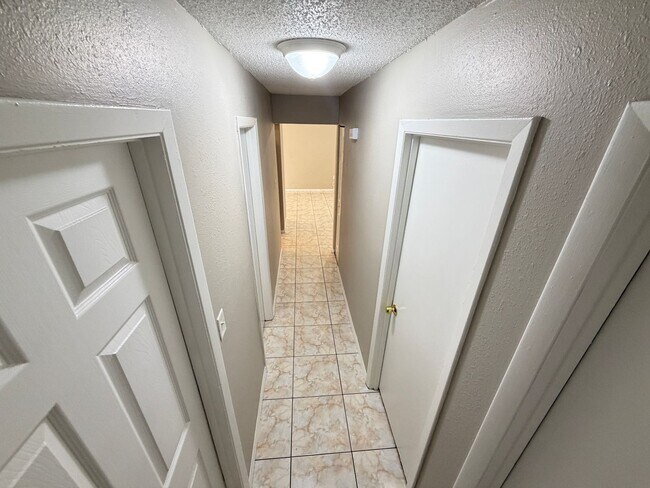 Building Photo - Charming 3 Bd/1 Ba Home with Spacious Backyard & Prime Location!