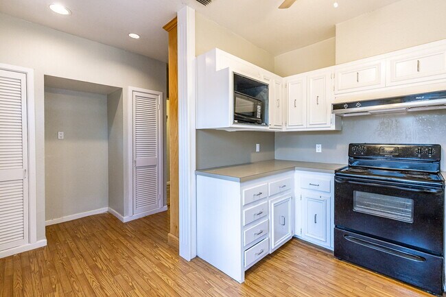 Building Photo - Large 2 story Home