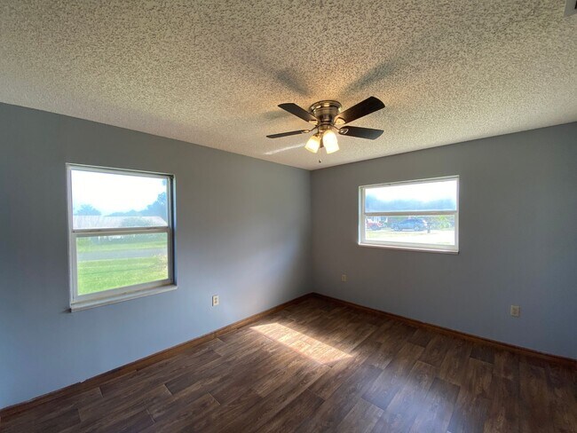 Building Photo - REDUCED RENT!!! Catch it while you can Cedar Hills - Desirable SE neighborhood 3/2/2