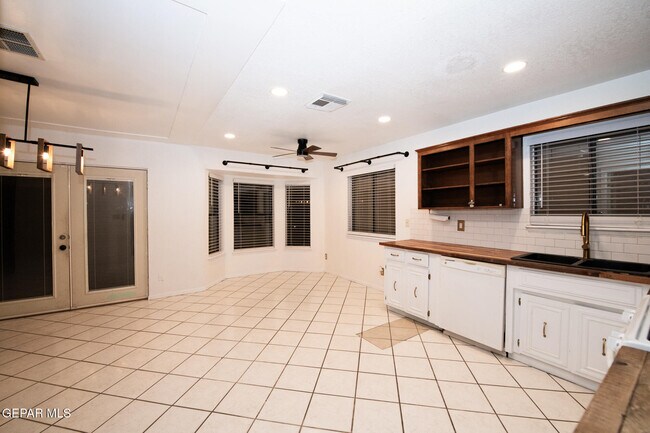 Building Photo - 11416 Lake Ozarks Dr