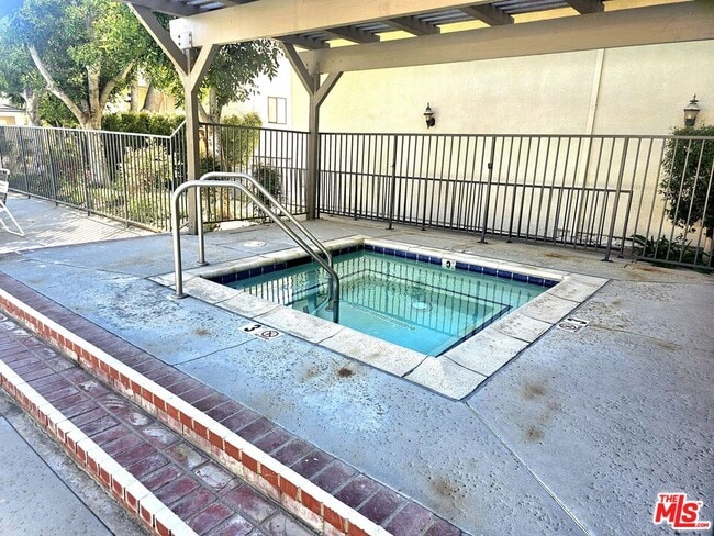 Building Photo - 10201 Mason Ave