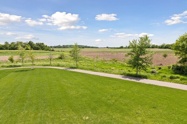 Building Photo - 2275 Lakeshore Point Dr N E