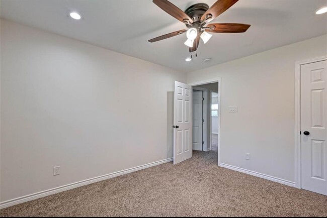 Building Photo - 7614 Barberton Dr