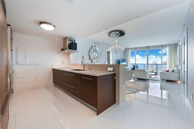 Building Photo - 495 Brickell Ave