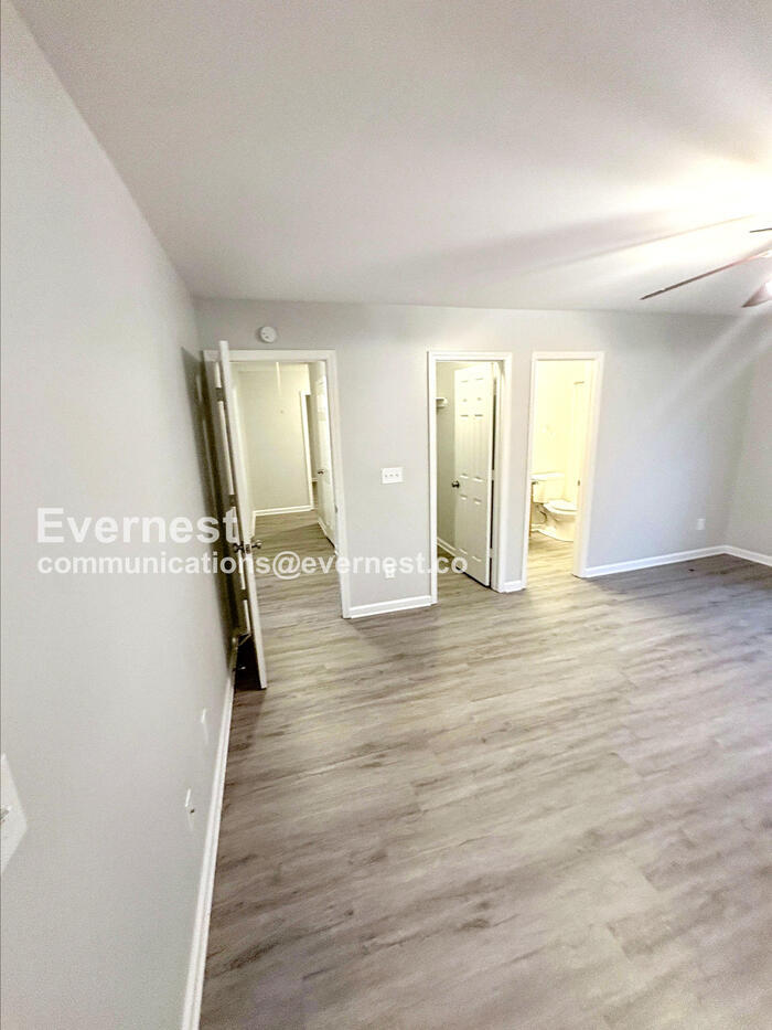 Building Photo - 581 Cedar Ave NW