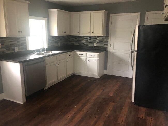 Building Photo - Cute 3 bedroom house in quiet neighborhood!