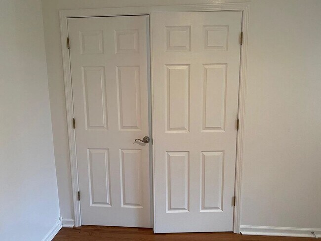 Building Photo - 411 E Scott St