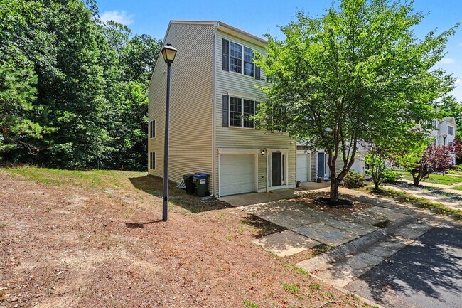 Building Photo - $2,295/Month | 3 Bed | 2.5 Bath | End-Unit Townhome in Belmont at Carmel Church | New HVAC | Wood...