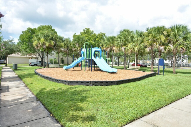Building Photo - 2138 SE Grand Dr