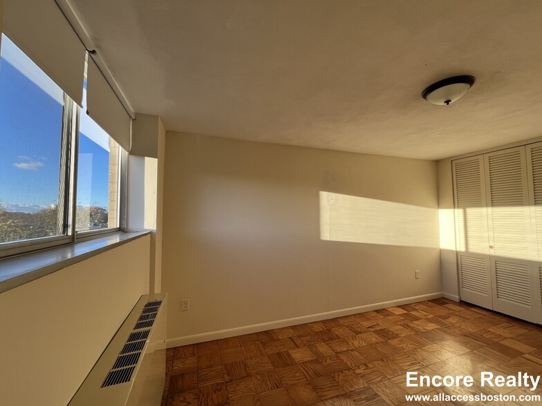 Building Photo - 16 Monmouth Ct