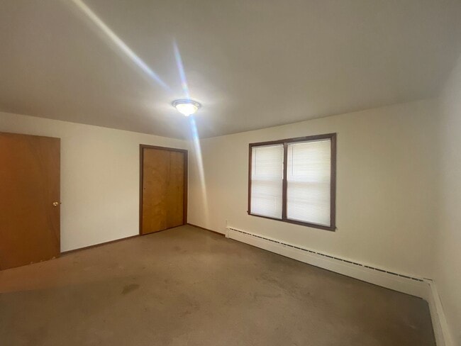 Building Photo - Spacious 3 bedroom, 1 bath duplex located in South Moorhead.