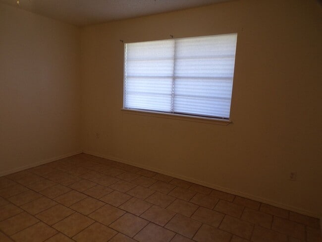 Building Photo - Great home located in Parklane