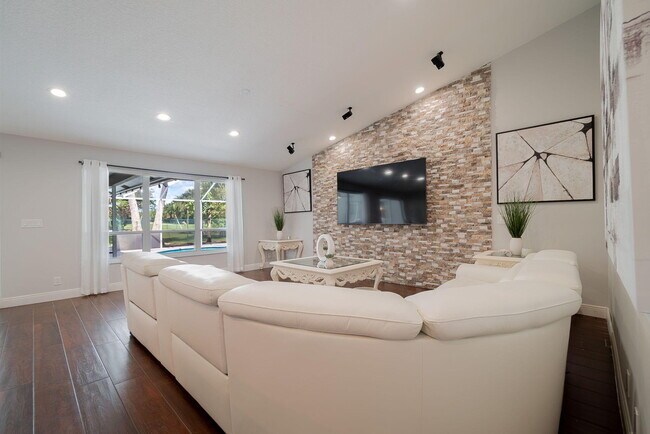 Building Photo - 13660 Folkestone Ct