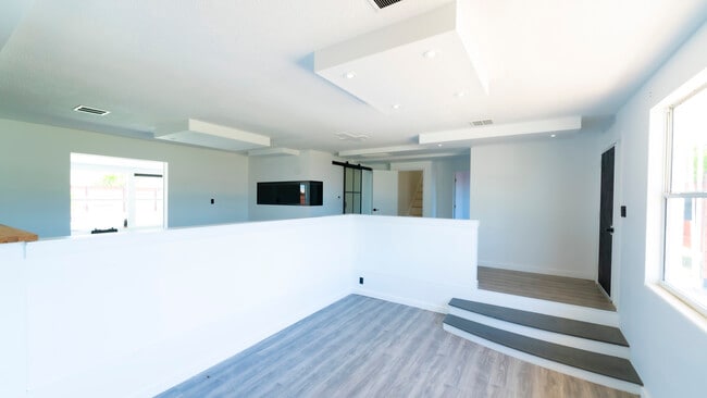 Building Photo - 321 Cornell Dr