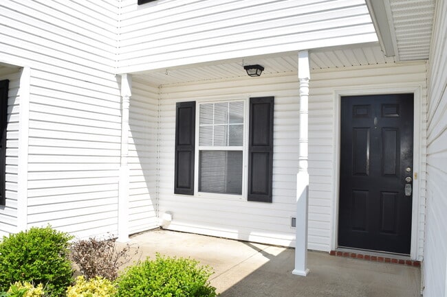 Building Photo - Wonderful 3 Bedroom 2 1/2 Bath Townhouse Now Available!