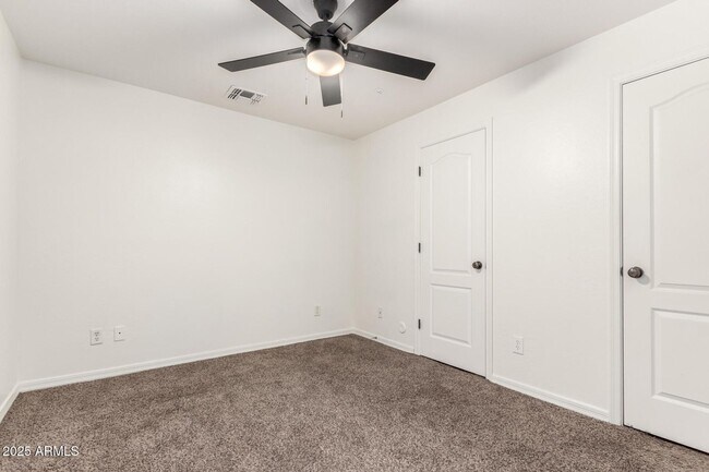 Building Photo - CUTE TOWNHOME AVAILABLE NOW NEAR TEMPE TOWN LAKE!!!