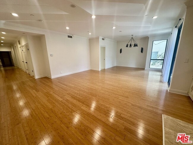 Building Photo - 324 N Palm Dr