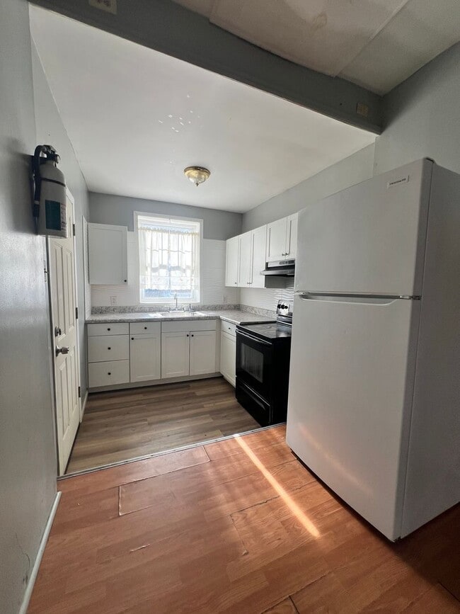 Building Photo - 3 Bedroom 1 Bath Available for Rent