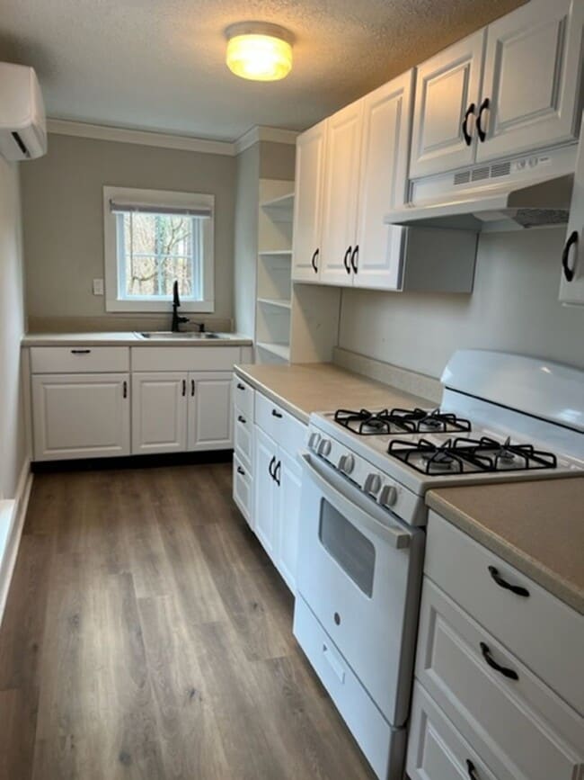 Building Photo - 103 Tucker St