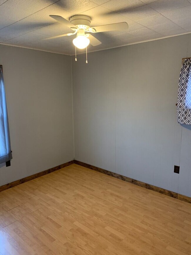 Building Photo - 2 Bedrooms  & 1 Bathroom - West side of Barberton