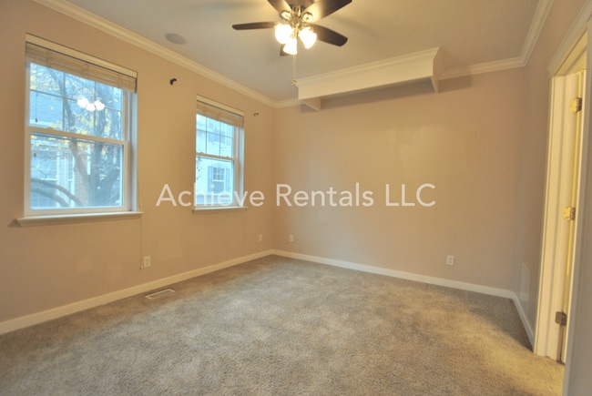 Building Photo - Charming End-Unit Townhome | Prime Location Near Parks, Shops & Dining