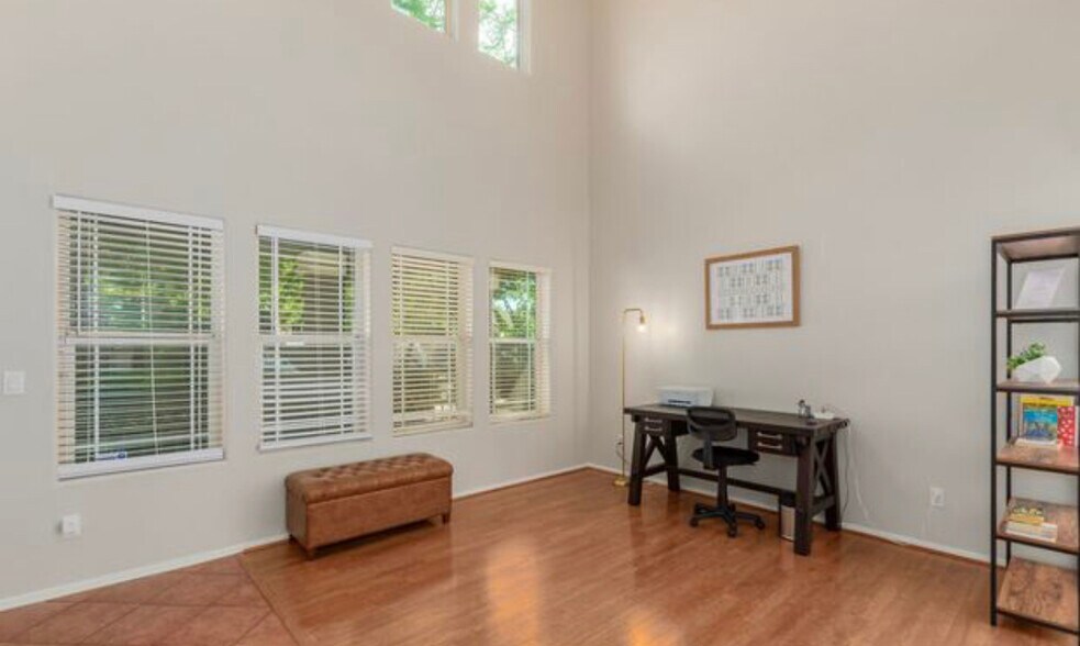 Seating Area Adj. to Entryway - 17464 W Caribbean Ln