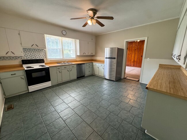 Building Photo - Large Historical 3/2 House in Summerville-$1,595