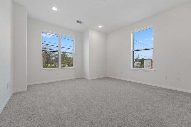 Building Photo - 102 E 44th St