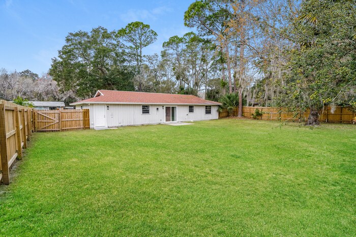 Building Photo - 3409 Silver Palm Dr