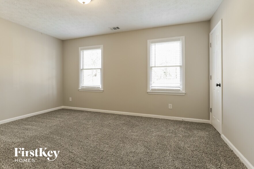 Building Photo - 571 Hilton Ave