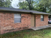 Building Photo - 2 Bedroom, 1 Bathroom Unit