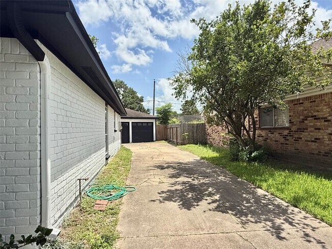 Building Photo - 8911 Hendon Ln