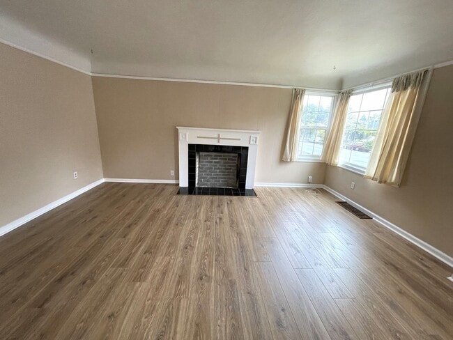 Building Photo - Renovated 3 Bed, 2 Bath House with Large Yard