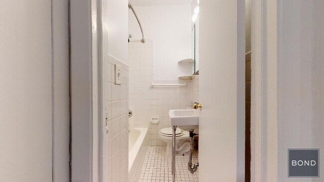 Building Photo - 335 E 92nd St
