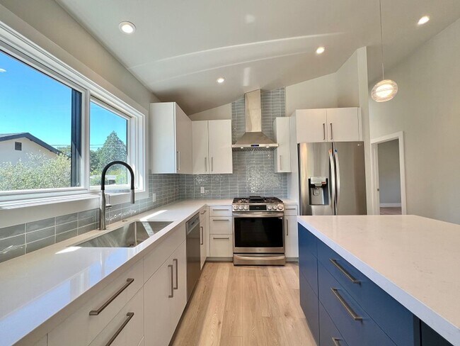 Building Photo - Beautiful Newer Two Bedroom Napa Home