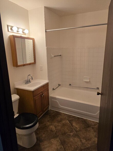 Building Photo - 3520 Oak Tree Dr