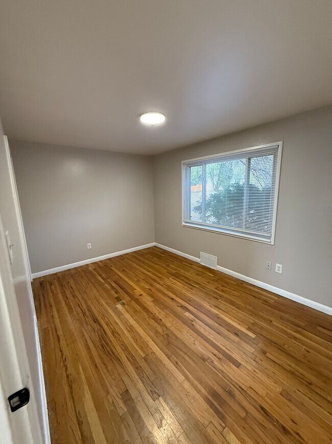 Building Photo - 433 Glen View Ct