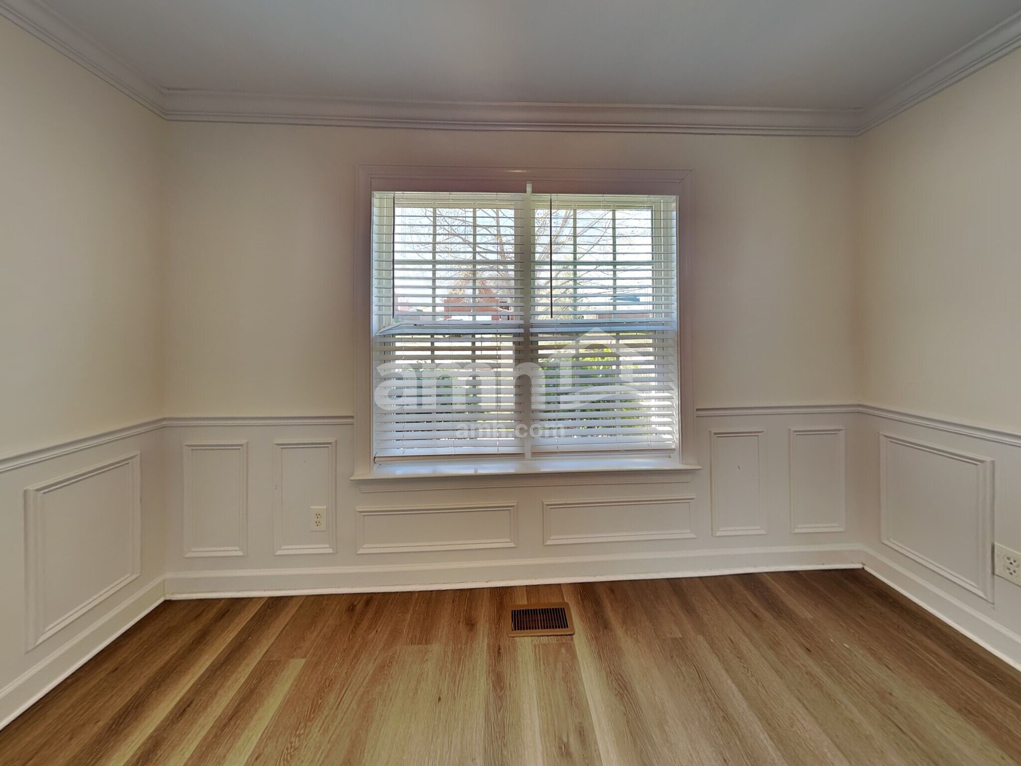 Building Photo - 560 Summit Way