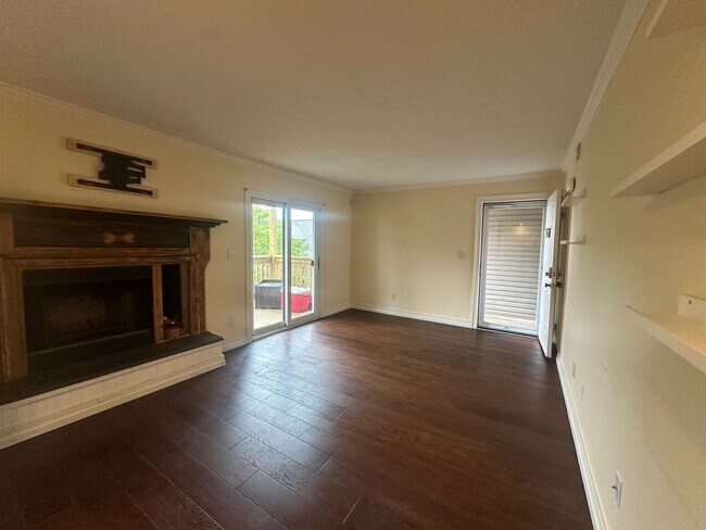 Building Photo - Beautiful 2-bedroom, 2-bath Condo just one block to the beach