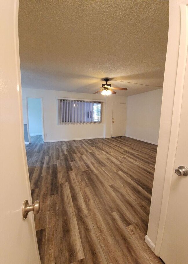 Building Photo - 1 Month Free Rent!! Spacious La Mesa 2BR/1BA unit with BONUS room