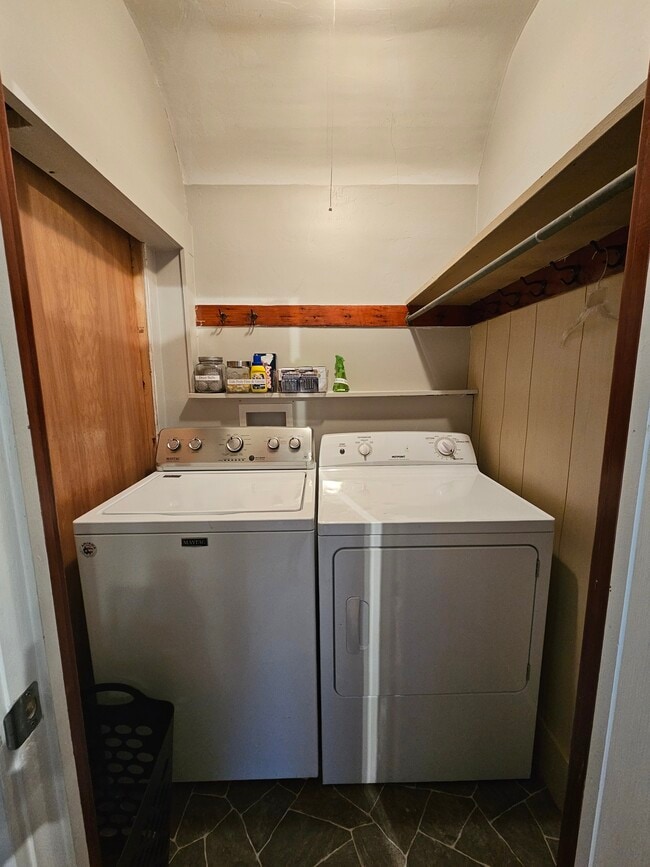 Building Photo - 115 W 5th Ave